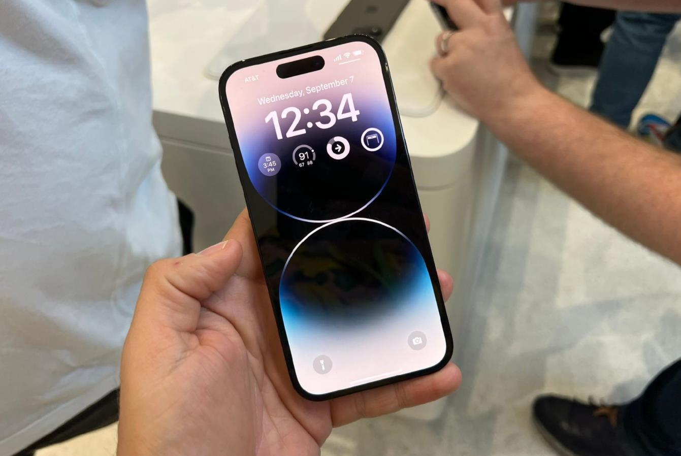 花费上万购买的iPhone15 Pro Max，到底要不要贴膜带壳？