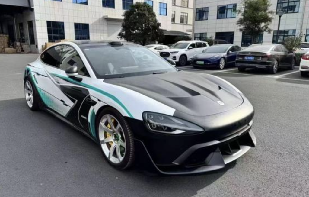 小米SU7 Ultra退车风波：前舱盖成“最贵装饰品”，车主集体维权！