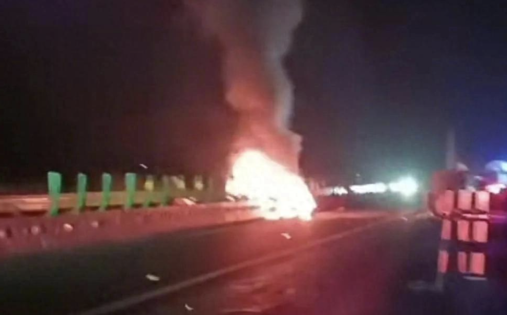 小米汽车su7燃火天府大道（小米公布“SU7高速上碰撞爆燃事故”细节，车主发声回应）