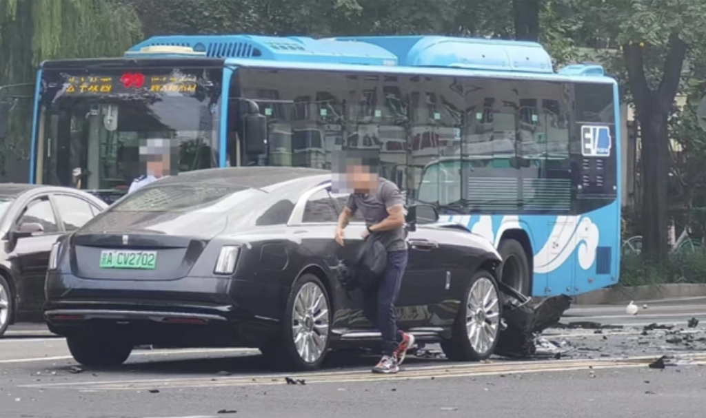 “劳斯莱斯闪灵逆行撞车”大反转：陈震怒斥辅助驾驶“最后一秒甩锅”，EDR数据也救不了车主？