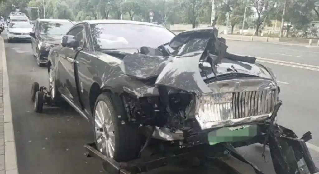 “劳斯莱斯闪灵逆行撞车”大反转：陈震怒斥辅助驾驶“最后一秒甩锅”，EDR数据也救不了车主？